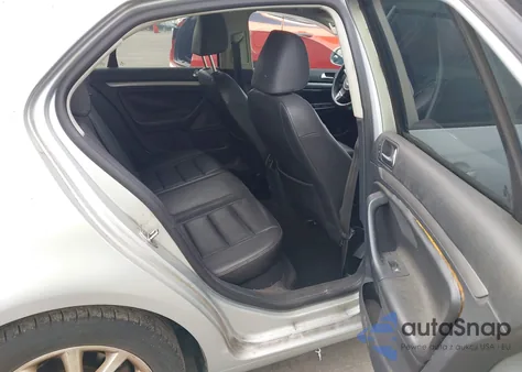 2010 Volkswagen Jetta Limited Edition z USA, uszkodzony, nr VIN 3VWRX7AJ6AM131125